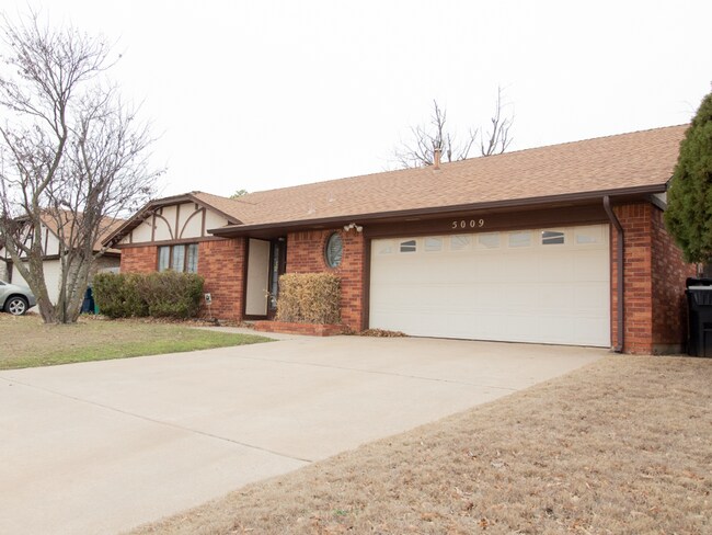 Photo - Spacious 3BD/2.5 BTH 2 Car Garage, Minutes from Tinker AFB House