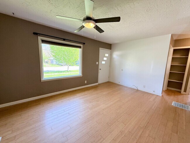 Foto del edificio - Charming 2-Bedroom Home Near Illinois State University