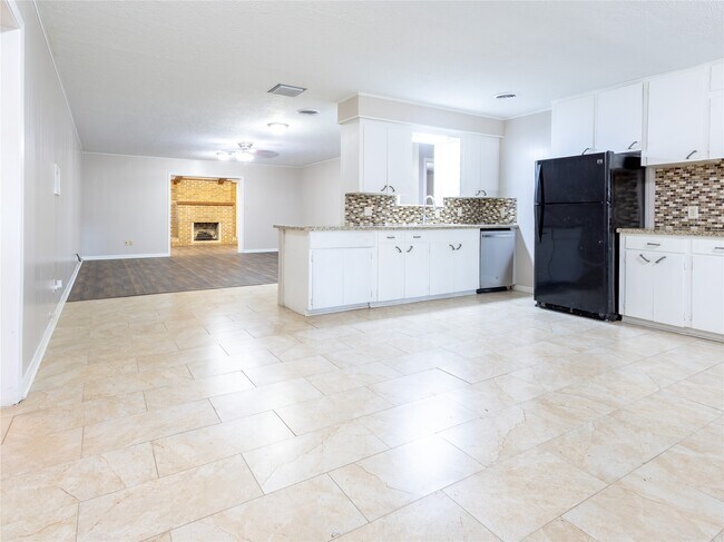 Building Photo - 2728 Encino Ave