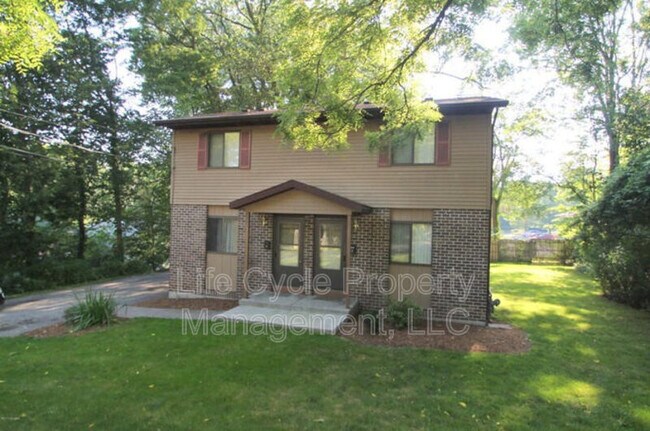 Foto del edificio - 922 Emerald Ave NE