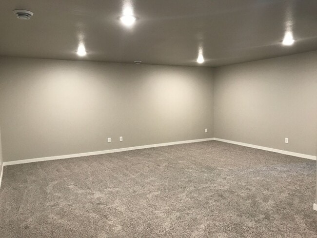 Building Photo - 4 Bed 3 Bath