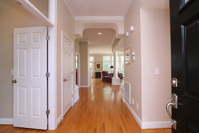 Building Photo - 1018 Bellenden Dr
