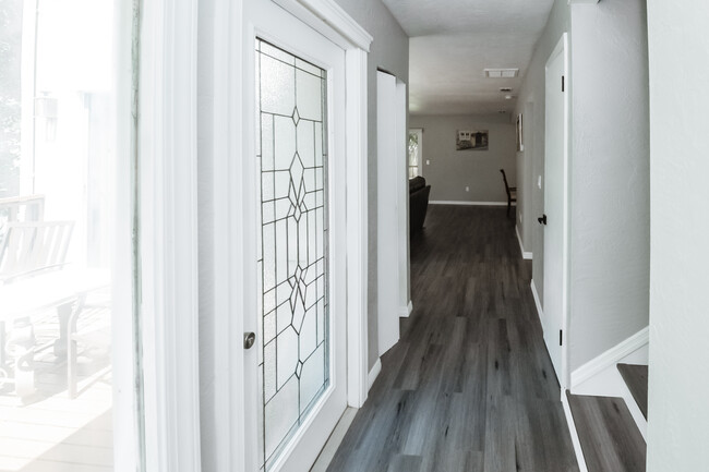 Entrance Hallway into living, Dining & Kitchen area - 435 W Rich Ave