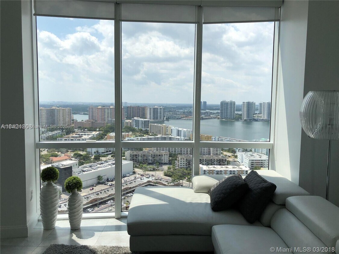Foto principal - 18201 Collins Ave