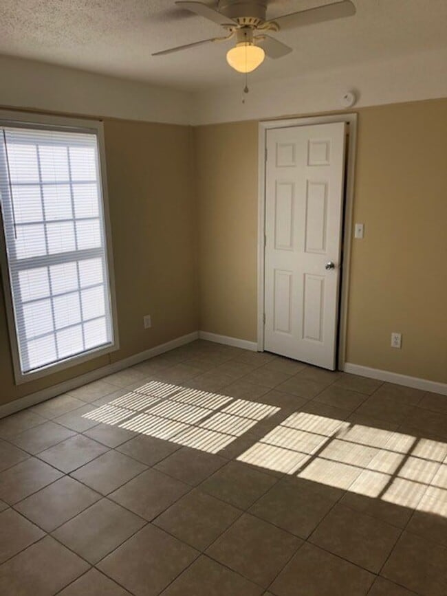 Building Photo - Recently Renovated 2 Bedroom 1 Bath Apartm...