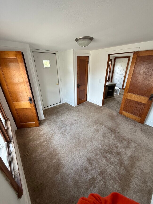 Dormitorio - 2235 Center Ave