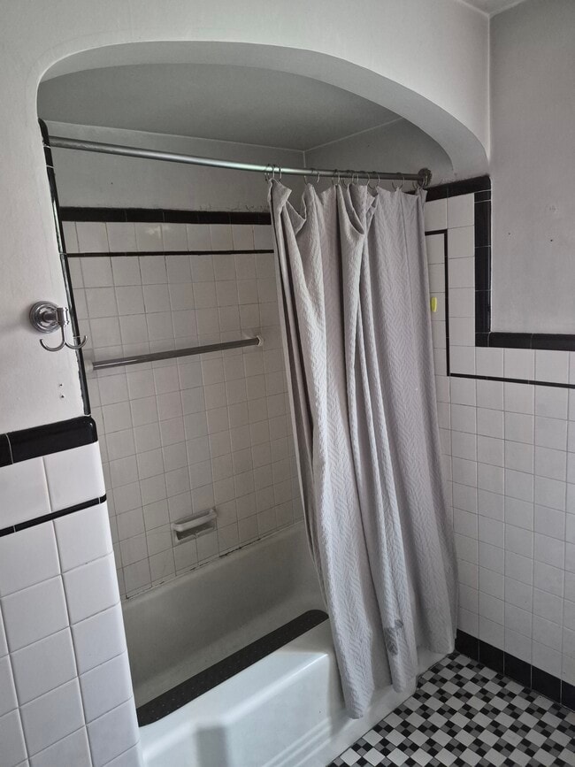 Tiled bath/tub - 417 W Walnut St