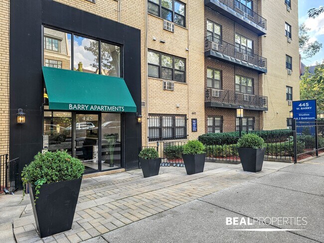 Foto del edificio - 445 W Barry