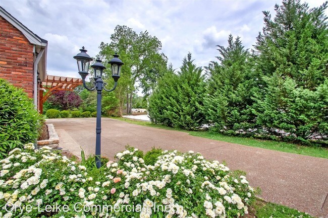 Building Photo - 5 br, 3.5 bath House - 810 Crestwood Drive
