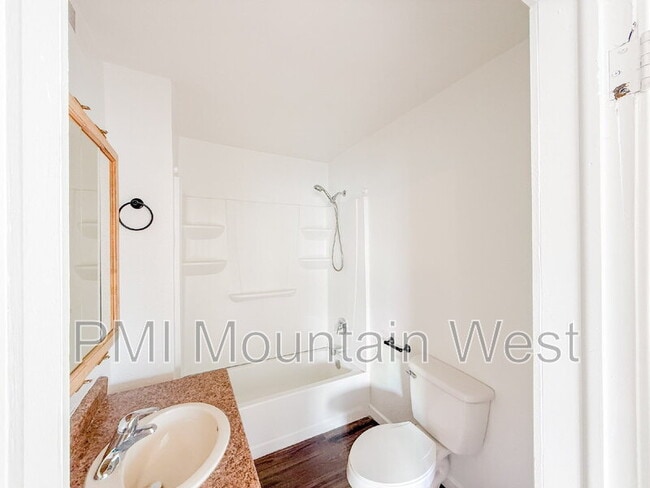 Foto del edificio - 9068 Main St