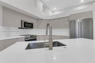 Building Photo - 2553 E Bay Dr