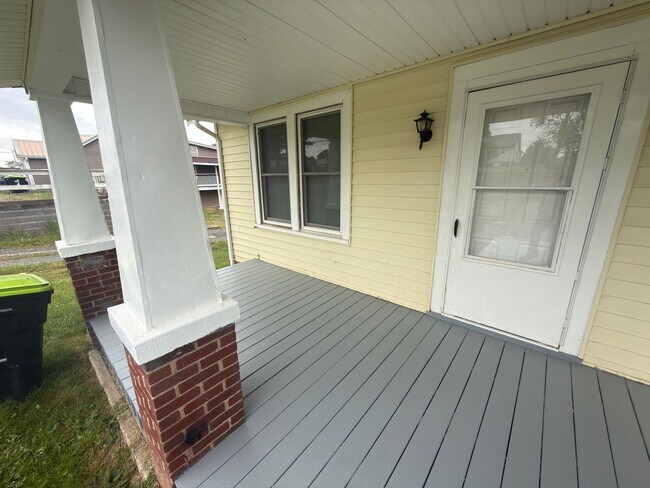 Building Photo - Pulaski, 4BR / 2 BA, available now