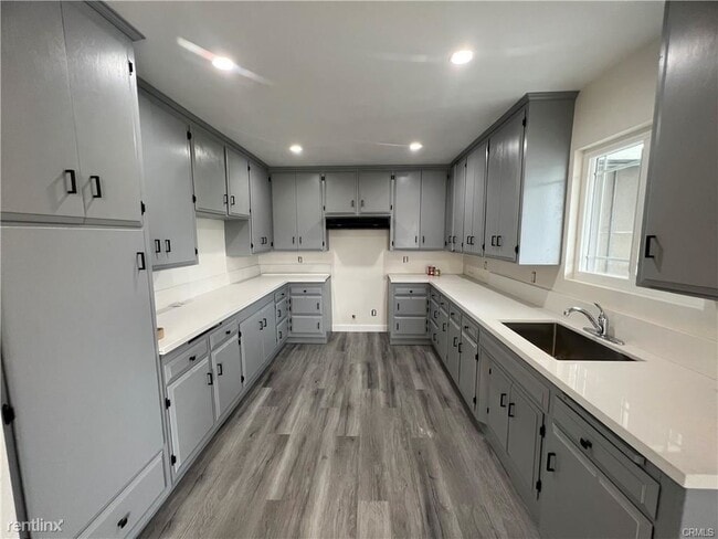 Building Photo - 3 br, 2 bath 4plex - 3505 Michigan Ave