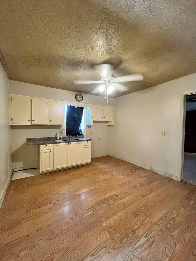 Building Photo - 1 Bedroom / 1 Bathroom Rental Home-Section 8 Accepted