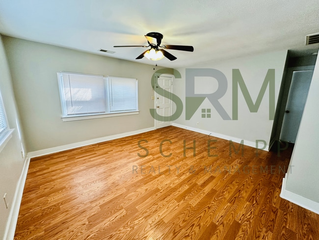 Building Photo - Spacious 2BD home off of Taylor Blvd!