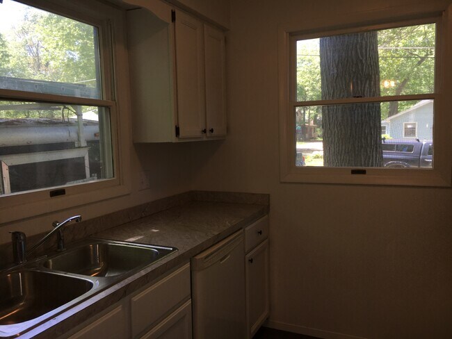 Kitchen - 17304 Oak St