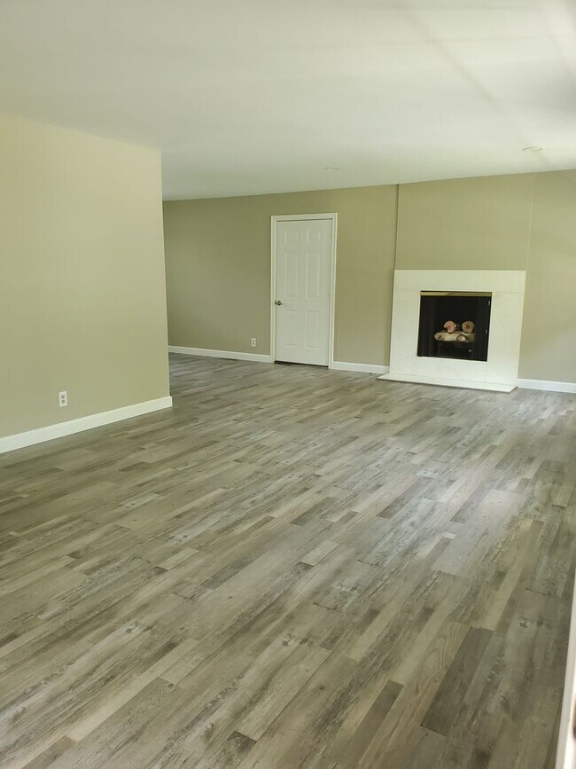 Foto del edificio - 4 Bed 2 bath newly remodeled