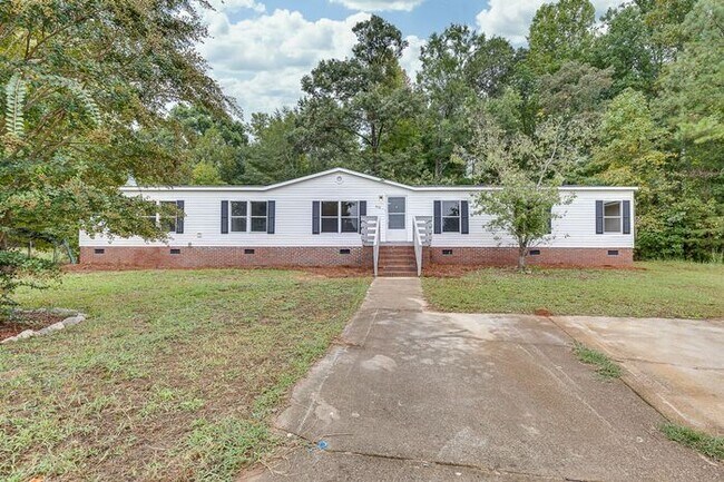 Foto del edificio - Fully Remodeled 4 Bedroom 2 Bath Home