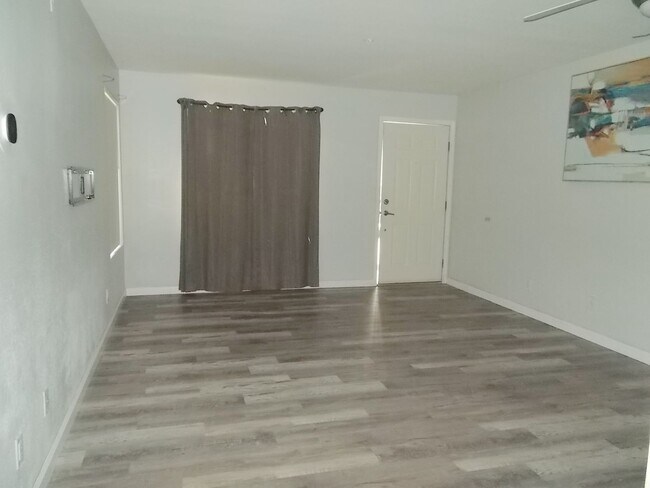 Foto del edificio - Comfort and Convenience in a Picturesque Gated Community