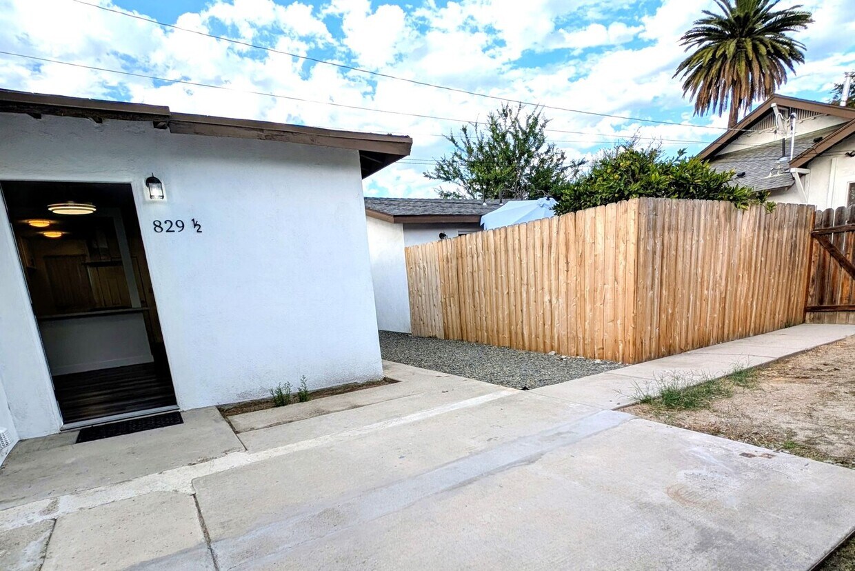 Move in Special !!!! Cozy 2 bedroom + 1 ... - Cozy 2 bedrooms house + 1 bath.  Newly upg...