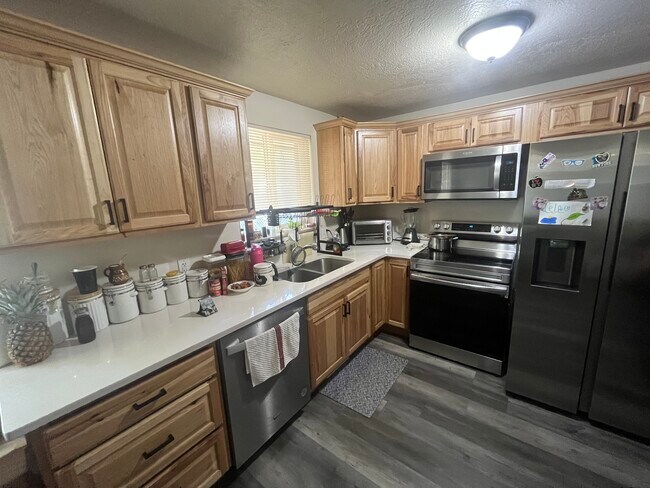 Building Photo - 576 N 200 E
