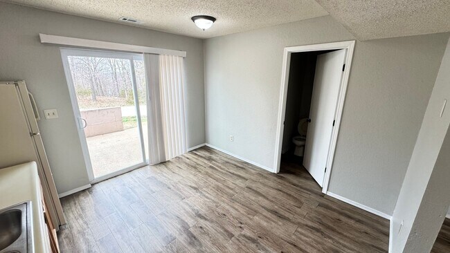 Building Photo - 2 Bedroom 1.5 Bath Townhouse Apt in Osage Beach!