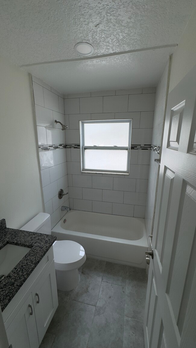 Building Photo - 2223 W Harbor Dr S
