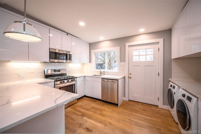 Building Photo - 86 Main St