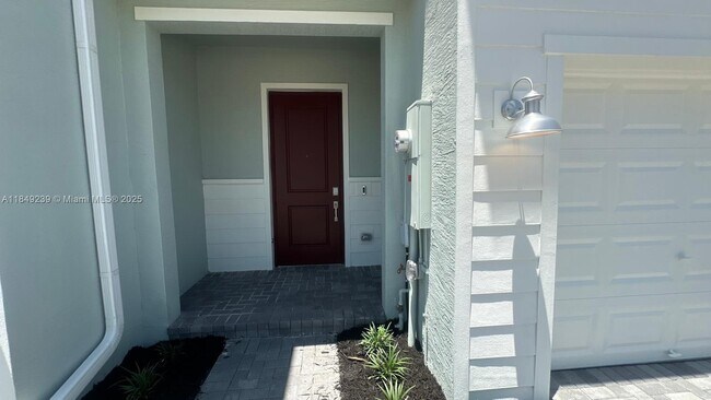 Building Photo - 553 Rivergrass St