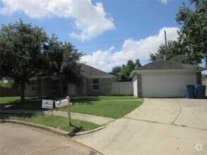Building Photo - 5237 Pinewood Terrace