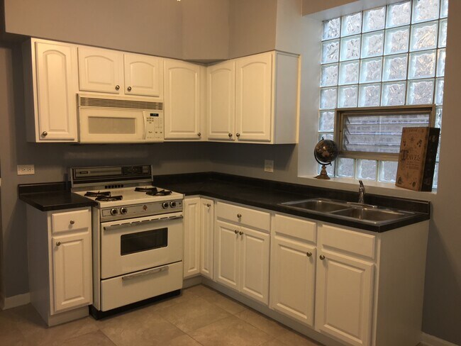 Kitchen - 2935 W Grace St