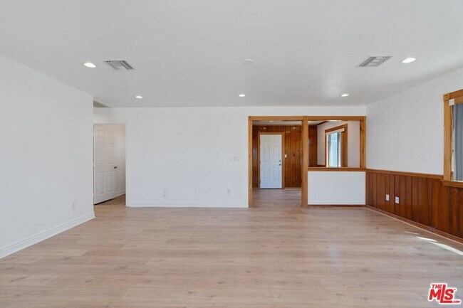 Foto del edificio - 42104 6th St