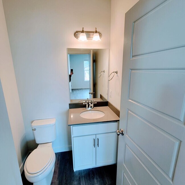 Building Photo - Gorgeous Townhome!!!