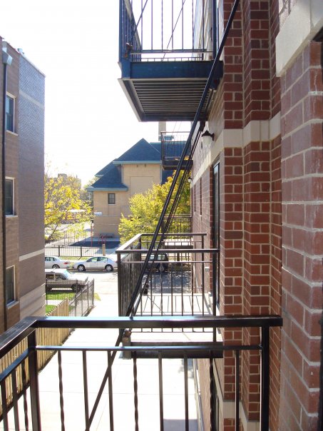 Building Photo - 1534 W Greenleaf Ave