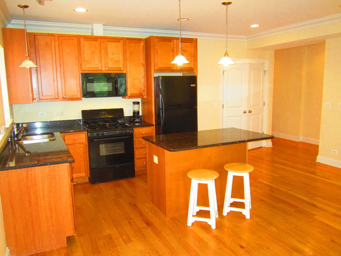 Primary Photo - 6341 N Oakley Ave