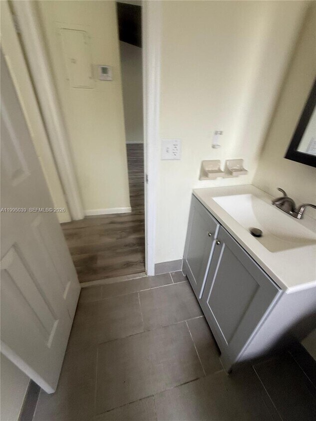 Foto del edificio - 472 Glenwood Dr