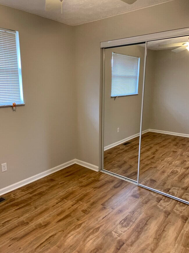 Building Photo - 3461 Village Green Dr
