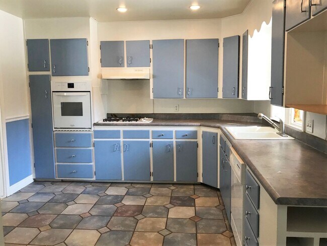 Foto del edificio - 5 bedroom, 2.5 bath home with garage