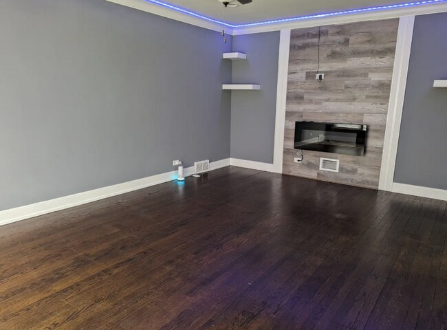 Building Photo - Spacious 3BR Unit in Quiet South Side Buil...