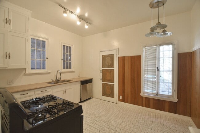 Building Photo - 2062 Argyle Ave