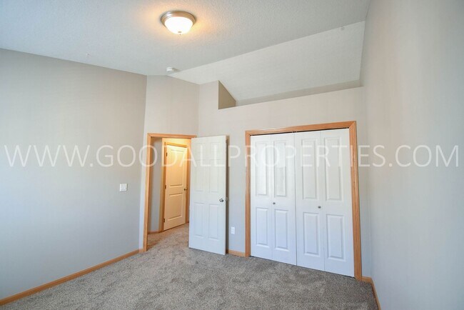 Building Photo - Two Bedroom, Two Bath townhome in Pleasant...