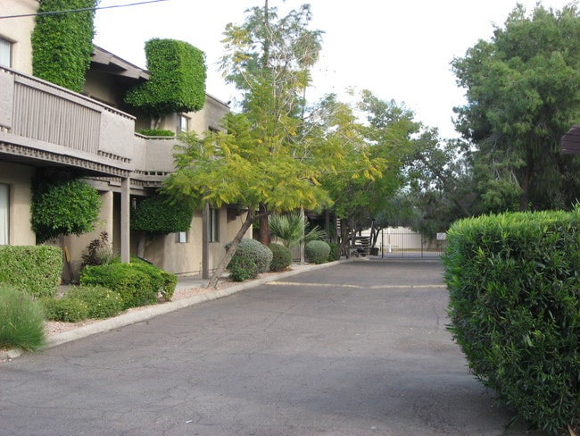 B Courtyard - 125 W 2nd Ave