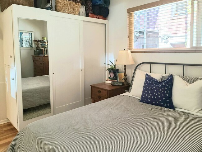 Building Photo - 900 E Prospect St