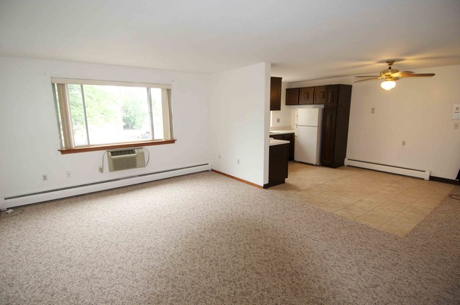 livingroom looking to kitchen - 181 Oakwood Ave