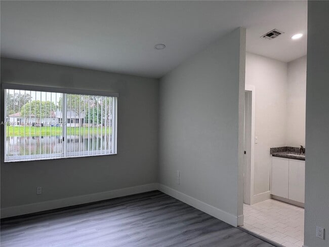 Foto del edificio - 553 NW 208th Terrace