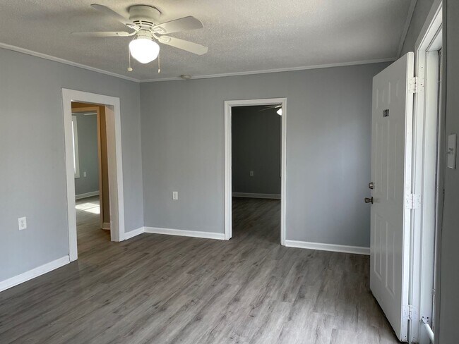 Building Photo - 2 BED 1 BATH HOME