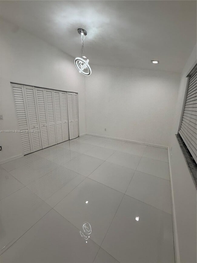 Foto del edificio - 565 NE 199th Terrace