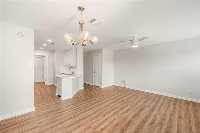Building Photo - 5303 Roosevelt Ave