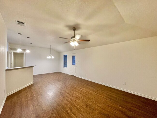 Building Photo - 901 Lasso Dr