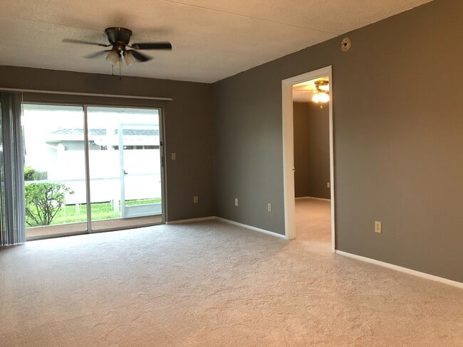 Building Photo - First Floor 2/2 Condo at Pine Shadows in O...